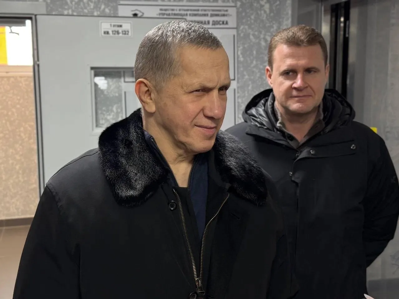 Вместе с вице-премьером Юрием Трутневым осмотрели новый арендный дом в Елизово. Ключи от квартир пол