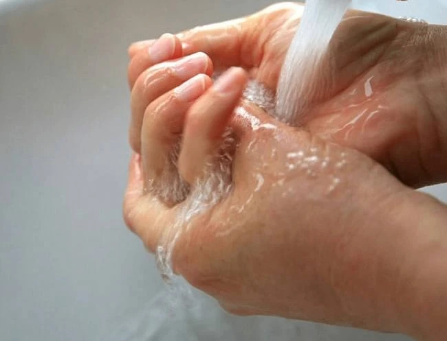Как вода сушит кожу?🛁Горячая вода обладает свойством расширять поры. 💨