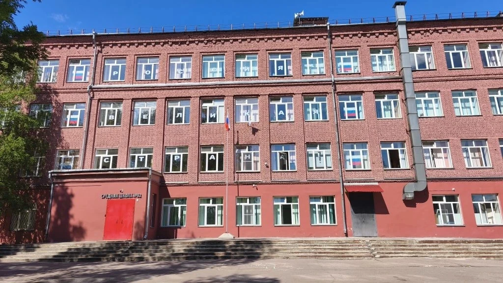 🇷🇺 Окна нашей школы преобразились ко Дню России!

Мы присоединились к крутой всероссийской акции «