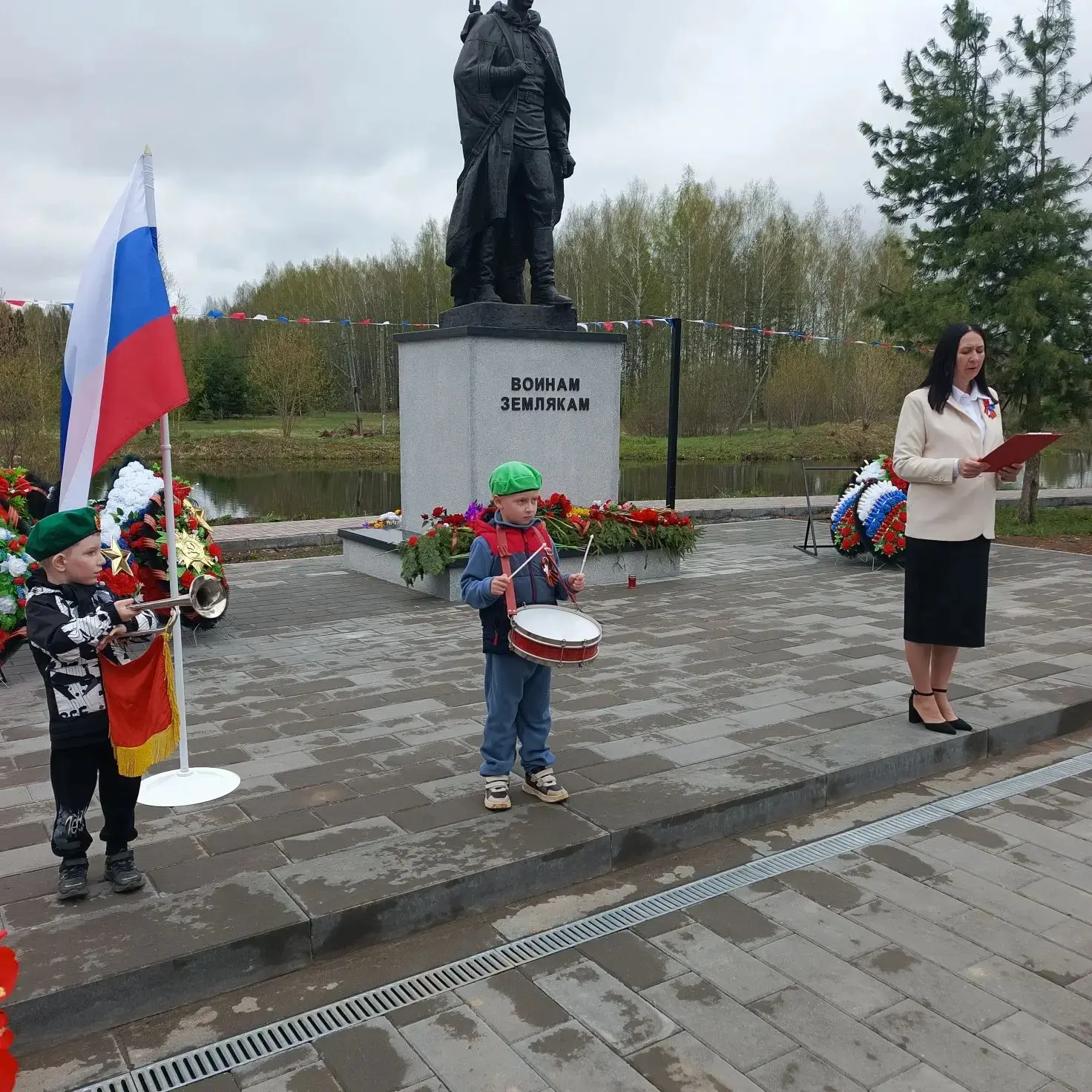 В День воинской славы  России на аллее у подножия памятника было многолюдно. Все присут...