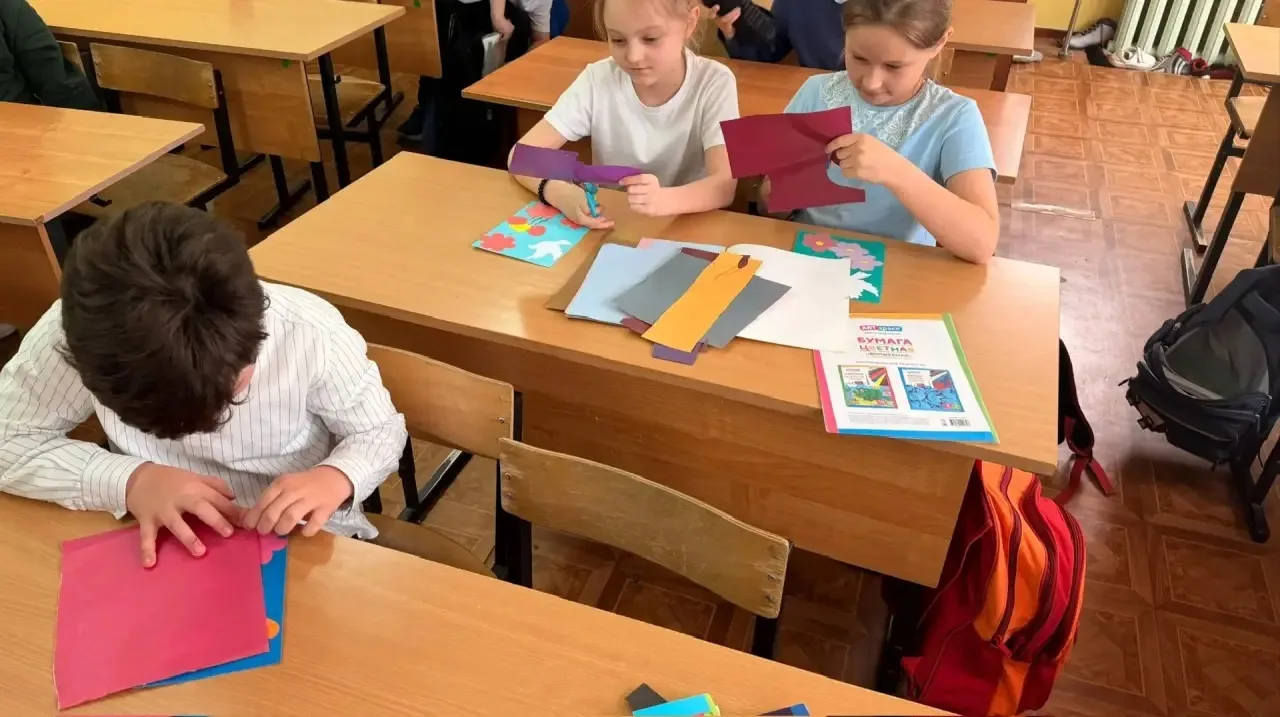 Орлята России организовали мастер-класс к 1 мая 🌷✂️ В преддверии 1 мая Орлята России провели творчес