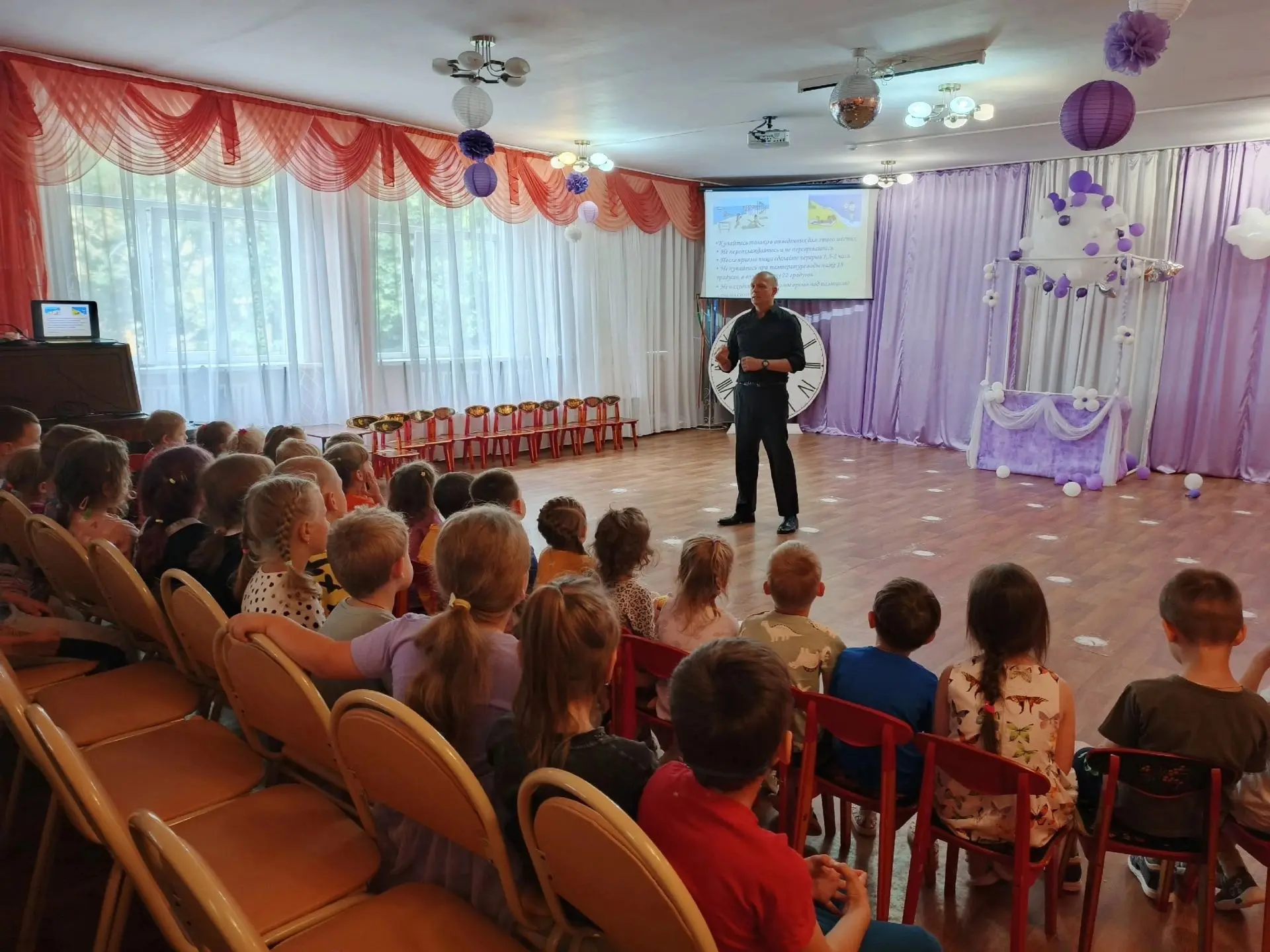 Лето — пора радости, игр и, конечно, воды! Дети обожают плескаться, но для дошколят водоёмы таят нем