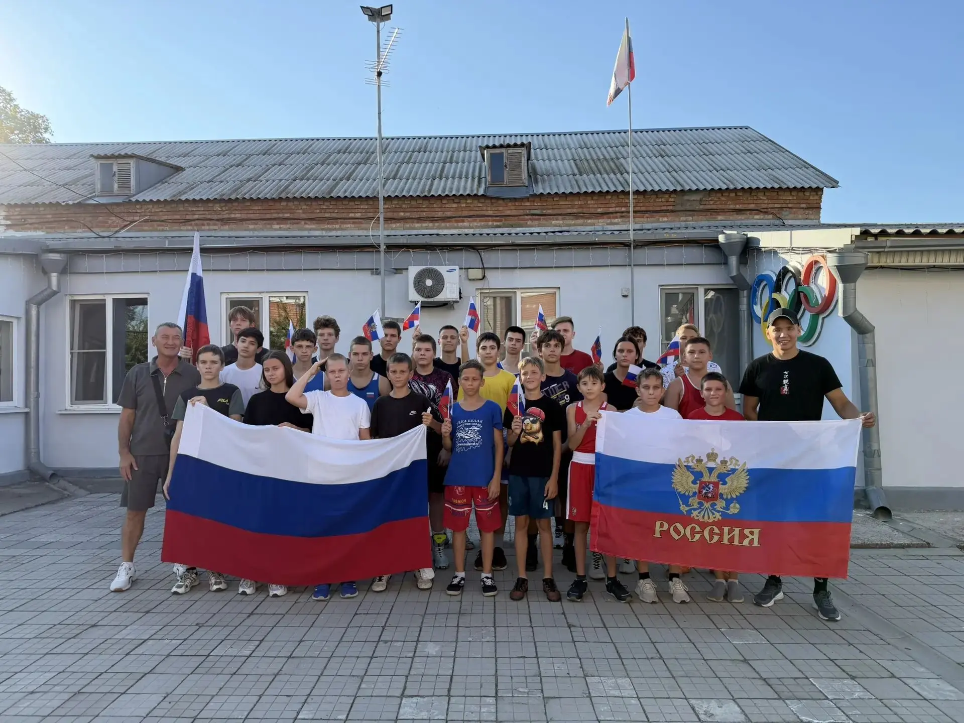 🇷🇺 С флагом в руках - в сердце с Россией!