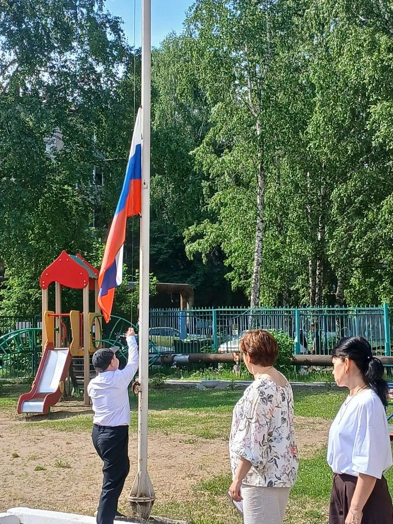 В преддверии Дня России в ГКУ СРЦ «Радуга» прошла торжественная линейка с поднятием флага России. В 