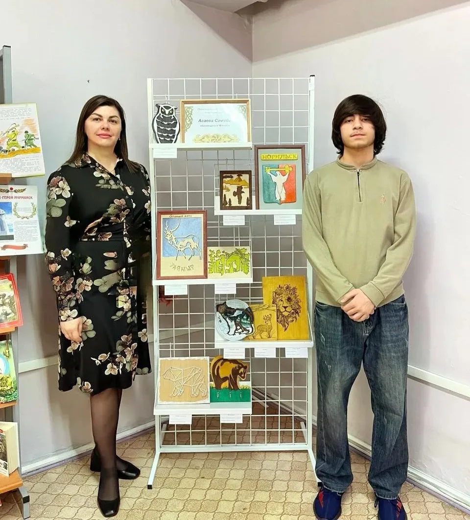✏️ Маленькие шедевры: в нашей школе в библиотеке проходит  выставка творческих работ.