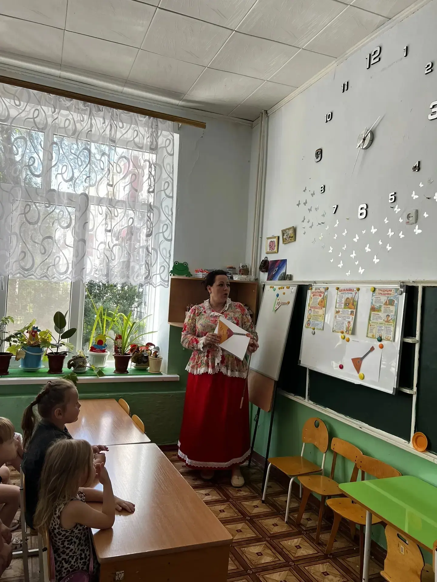 Всем известна на Руси,
Хоть кого о ней спроси!
У нее лишь три струны,
Но она - любовь страны.

Балал