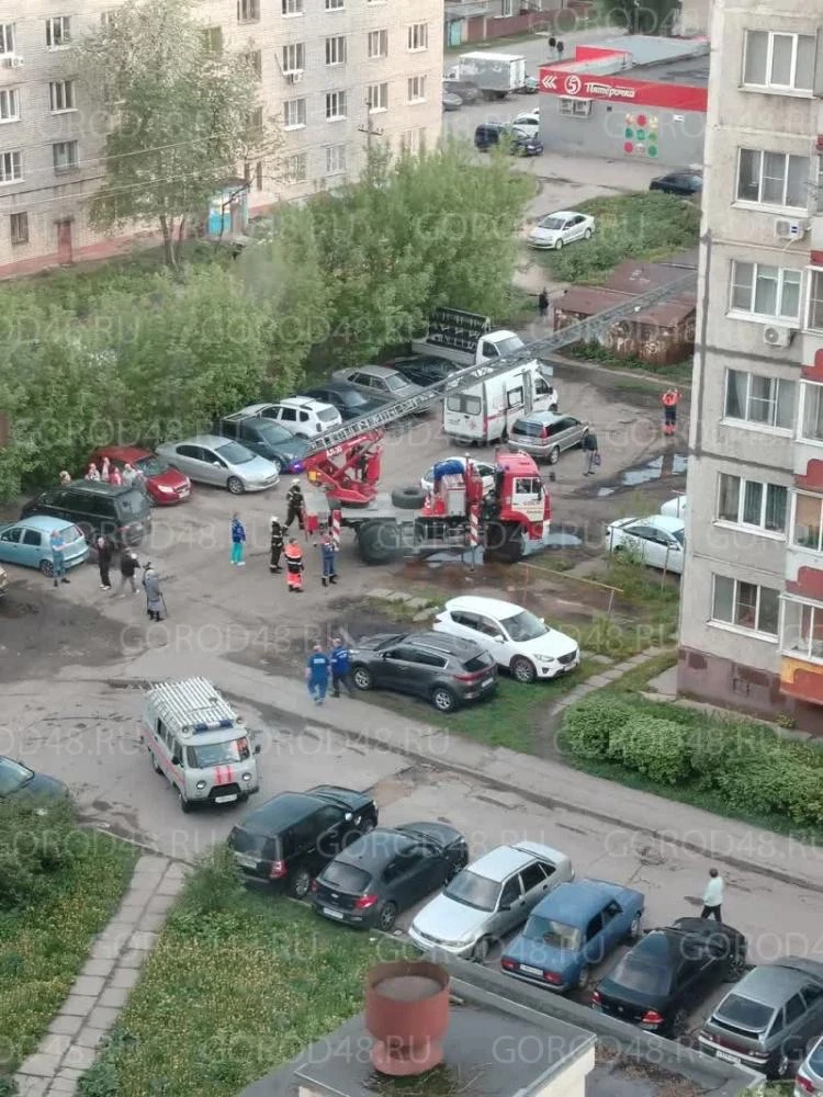 На Бескрайней пожарные снимали мужчину с пятого этажа. Позже его узнали в наркодиспансере  Вечером н