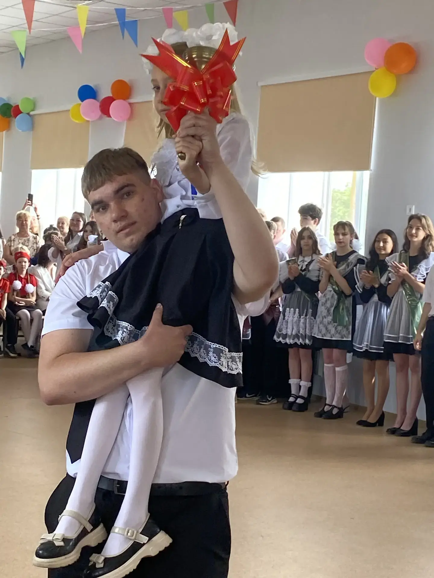 В стенах школы №7 им. В. П. Адодина ст. Дядьковской сегодня прозвучал последний звонок. Для выпускни