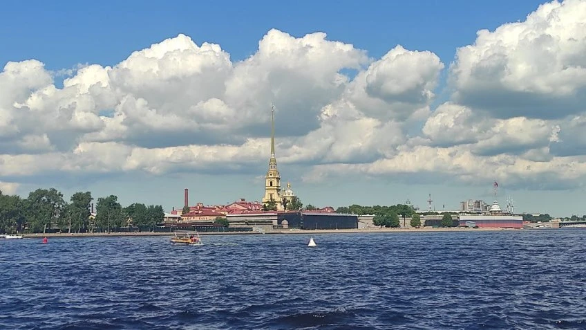 Летнюю жару в Петербурге к концу недели разбавят грозы