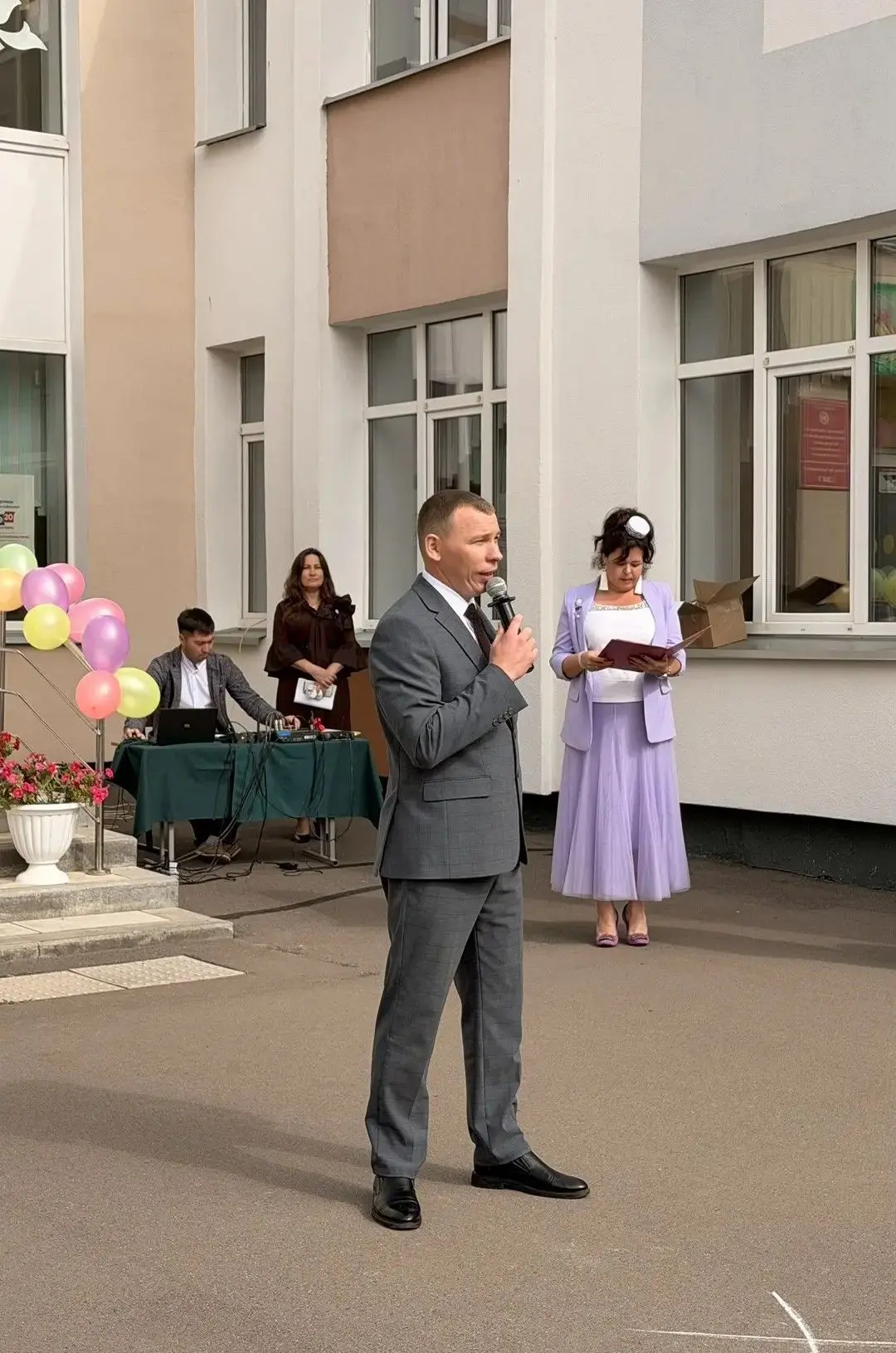 Сегодня в нашей школе прошла торжественная линейка, посвященная Дню знаний. Главными со...