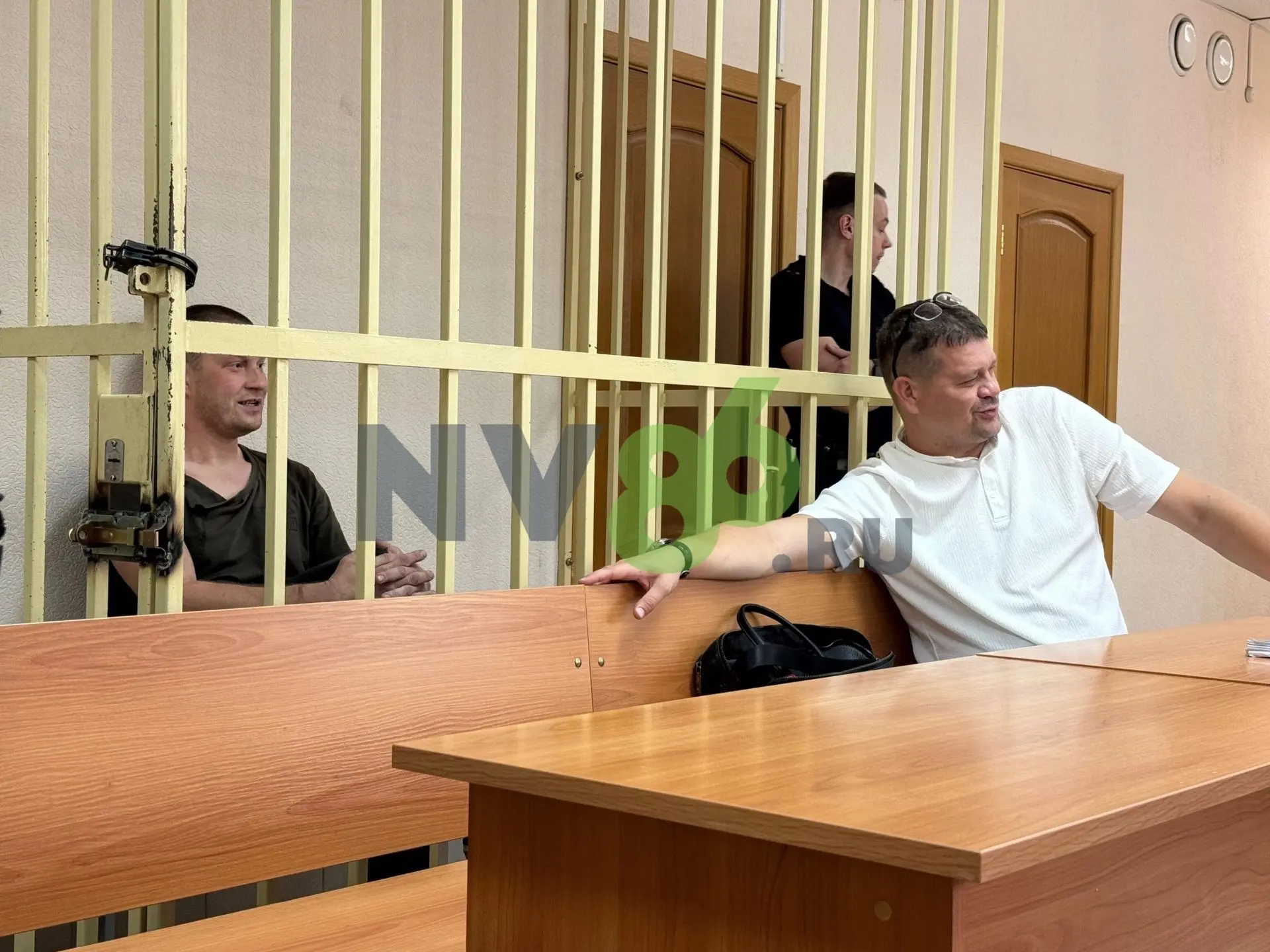 Следователи и прокуратура запросили заключение под стражу. Обвиняемый и защита согласны.

Судья удал