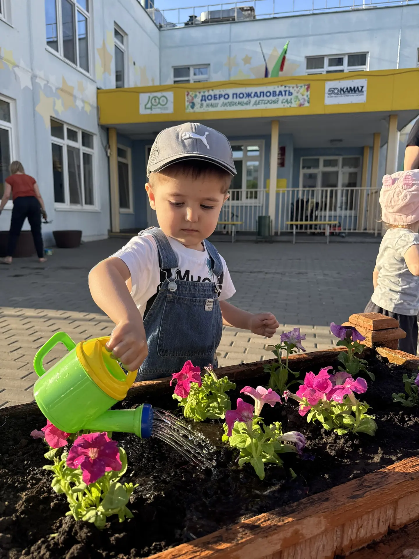 Родители, дети и педагоги— творцы красоты: посадка цветов в детском саду 115 «Звездочки».