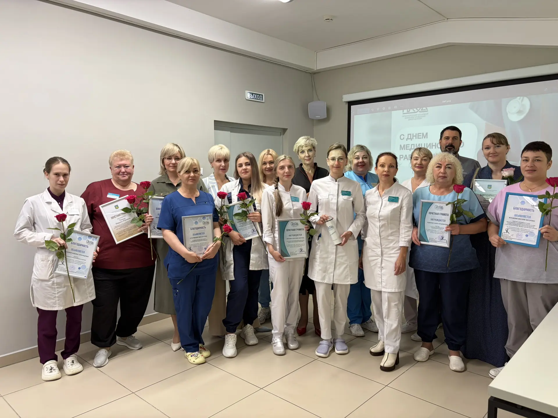 В преддверии Дня медицинского работника в онкодиспансере прошло торжественное собрание

С приветстве