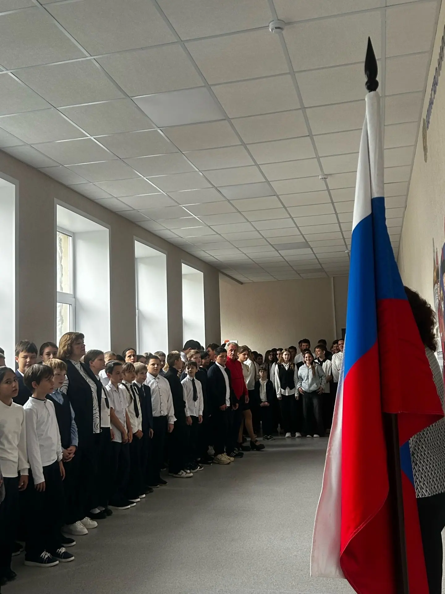 🇷🇺 Сегодня в нашей школе прошла традиционная линейка, которая началась с исполнения г...