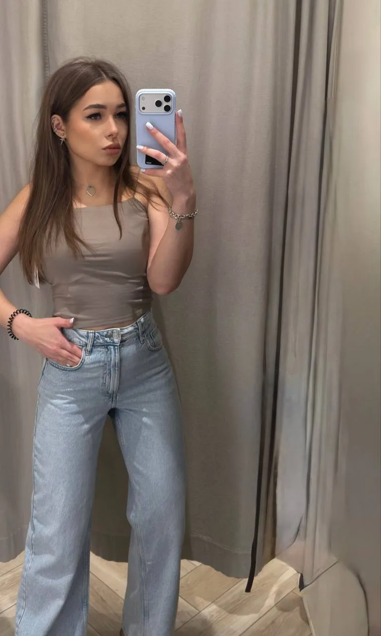 — заглянула посмотреть новую весеннюю коллекцию Gloria Jeans