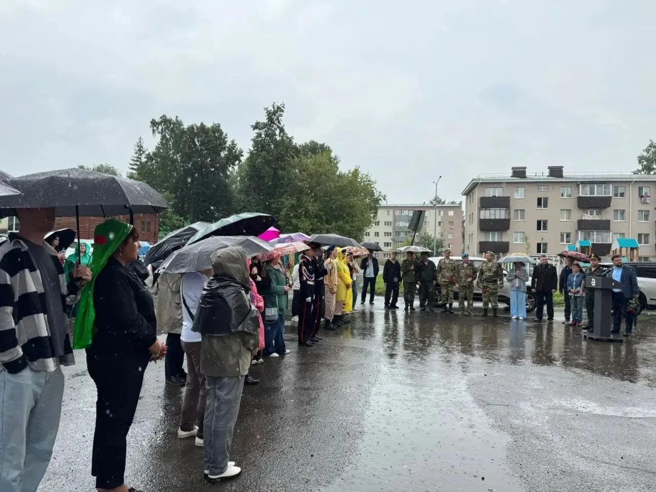 Уважаемые жители Альметьевска! 

Сегодня - день памяти летчика из Альметьевска Тимура Хисматуллина, 