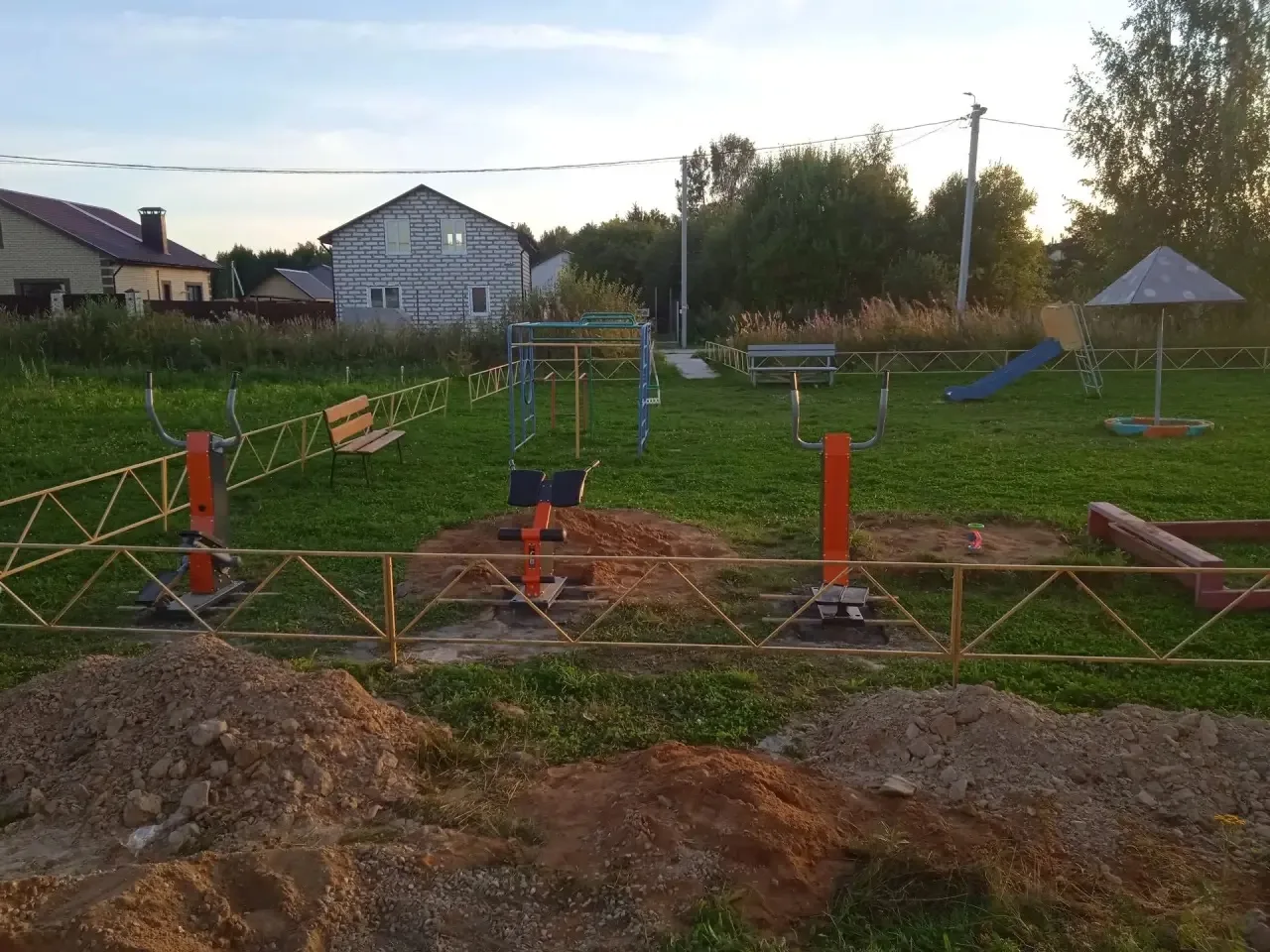 Благодаря инициативе жителей на двух детских площадках появилось новое оборудование🔥