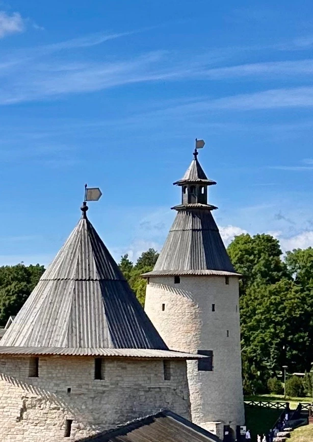 Что такое «кут» и при чём тут Кутекрома? 

О Кроме и псковских «кострах» (башнях) мы уже знаем!
 А в