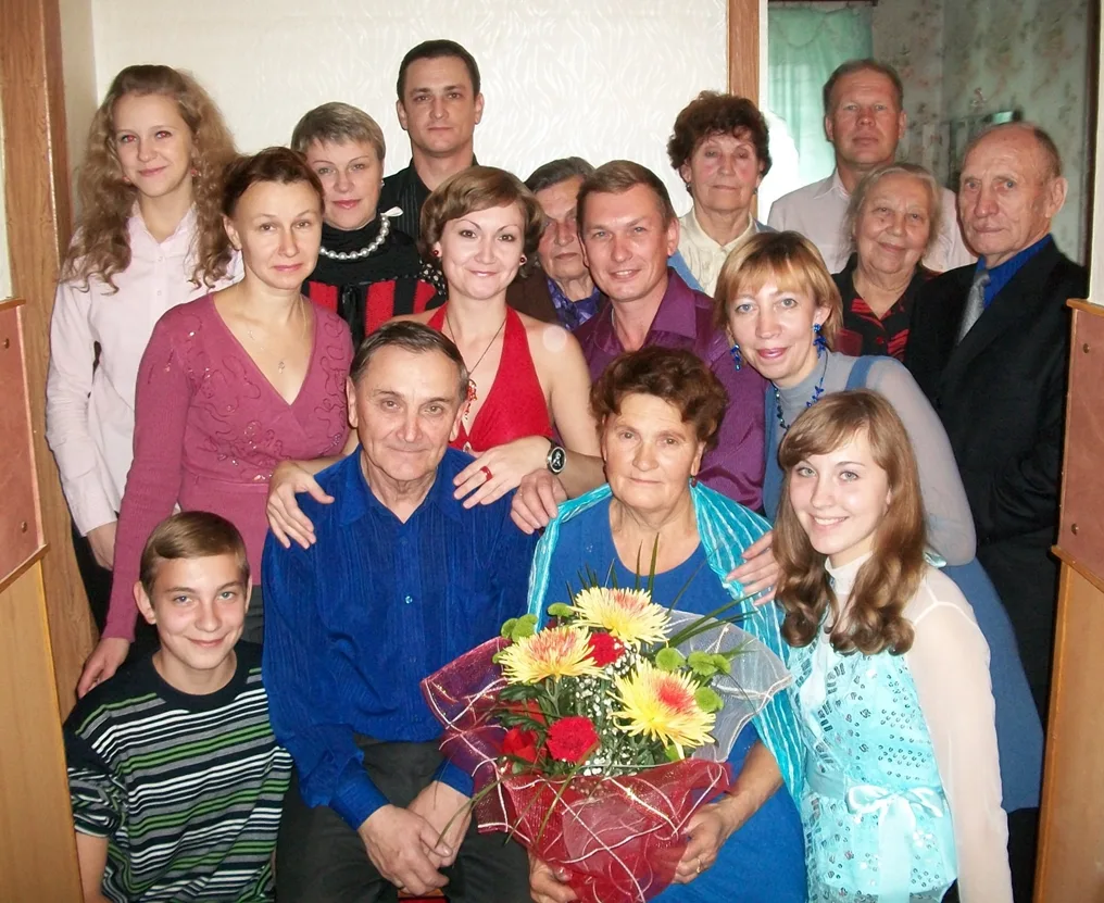 🎓 Разные поколения — общее дело: 19 тысяч лет общего педагогического стажа династий Та...