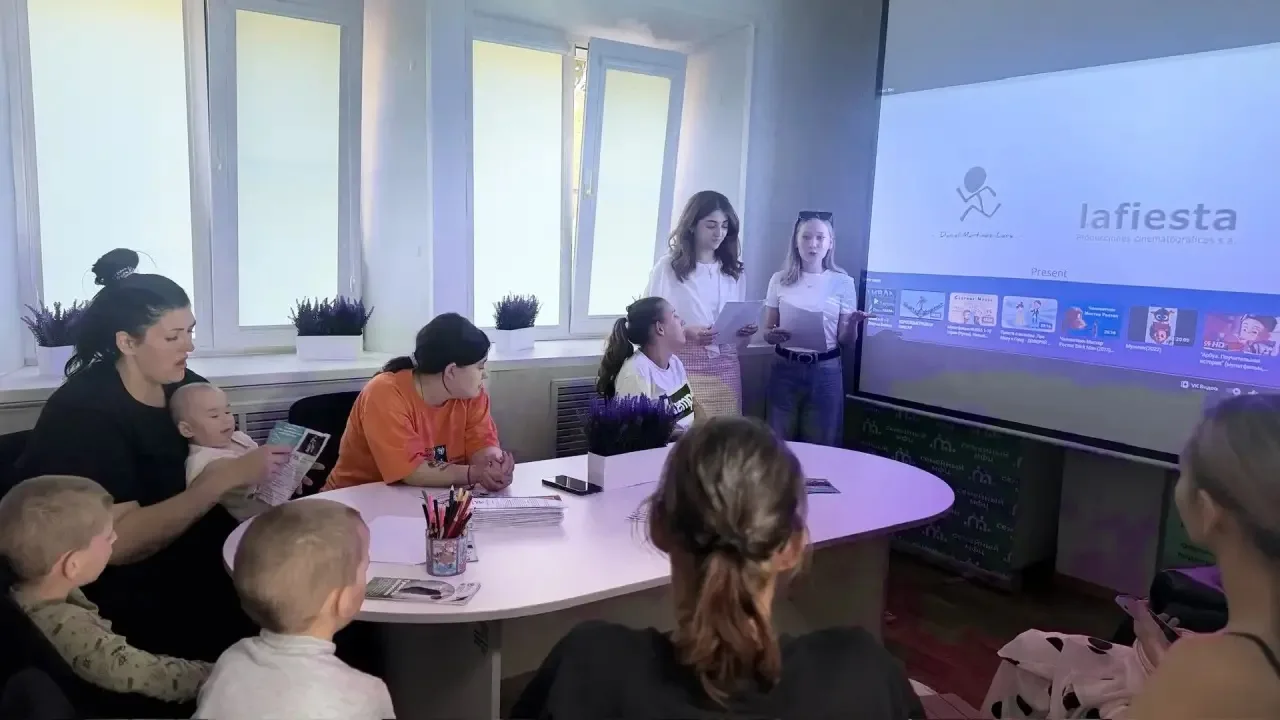 В Кризисном центре помощи женщинам психолог совместно со студенткой-практиканткой Астра...