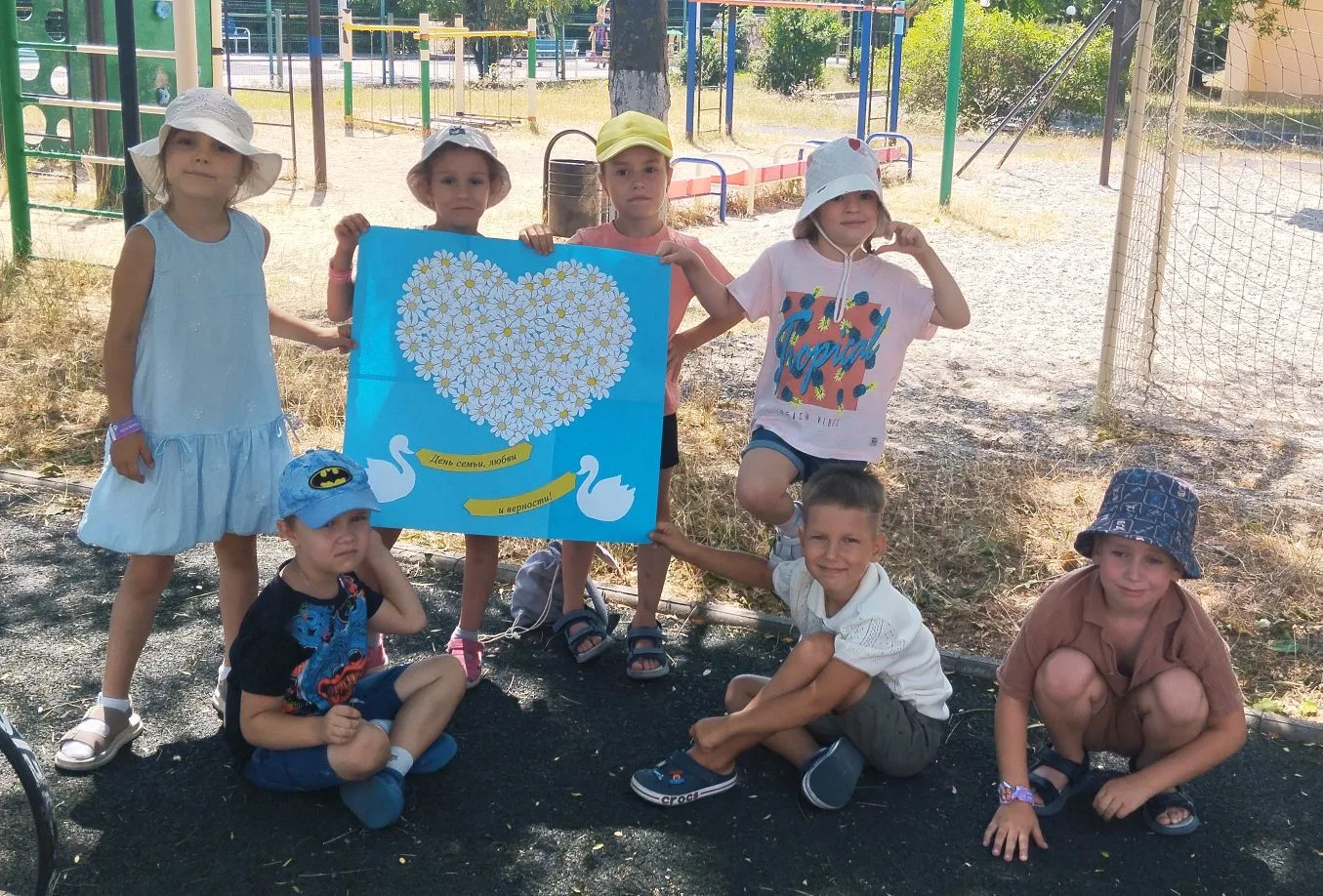 ❤️ Ребята группы «Дельфинчики»🐬 поздравляют с Днём семьи, любви и верности! 🎉
🌼 Этот чудесный пра