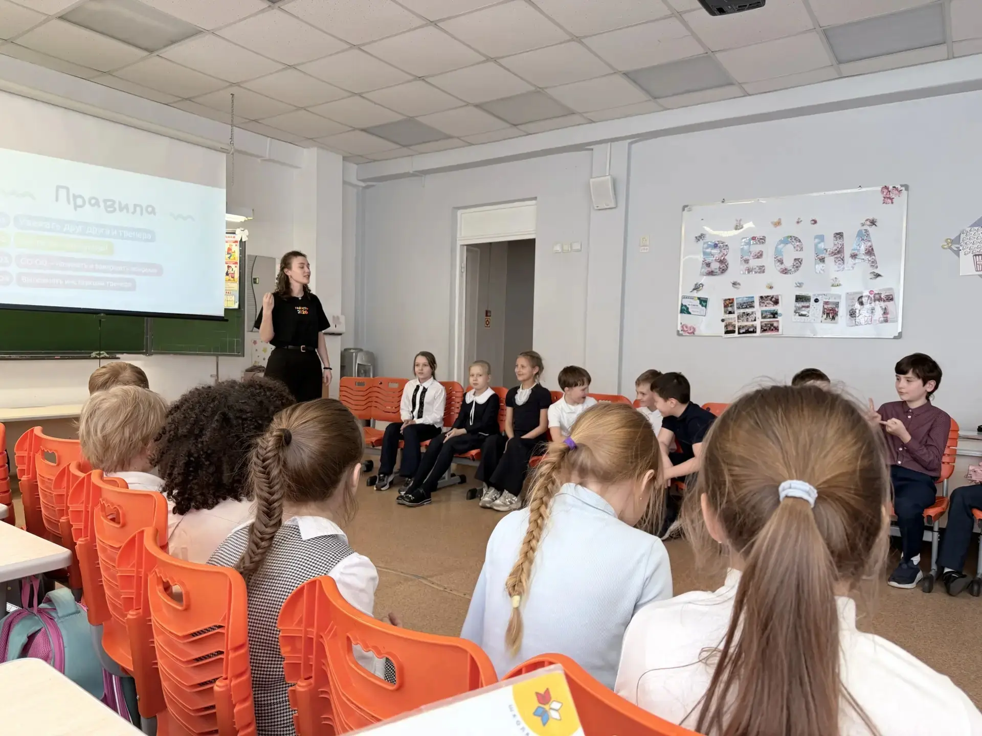 👩🏼‍🏫Во 2 «Г» классе прошёл урок «Дружбы», который провели работники лагеря «Радость». Ребята не прос