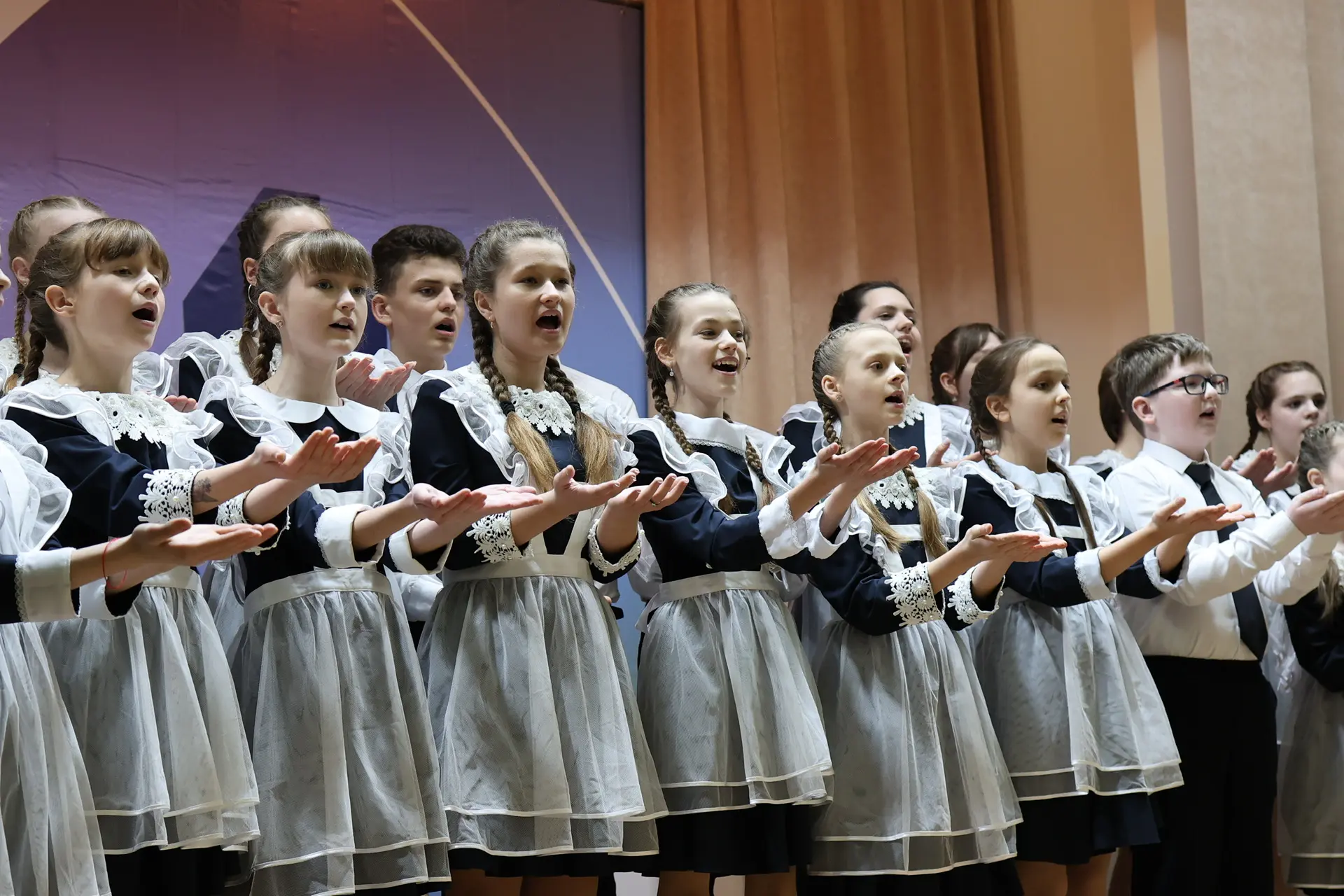 🎓Вечер встречи выпускников в нашей школе   В стенах нашей школы вновь собрались те, кто много лет на