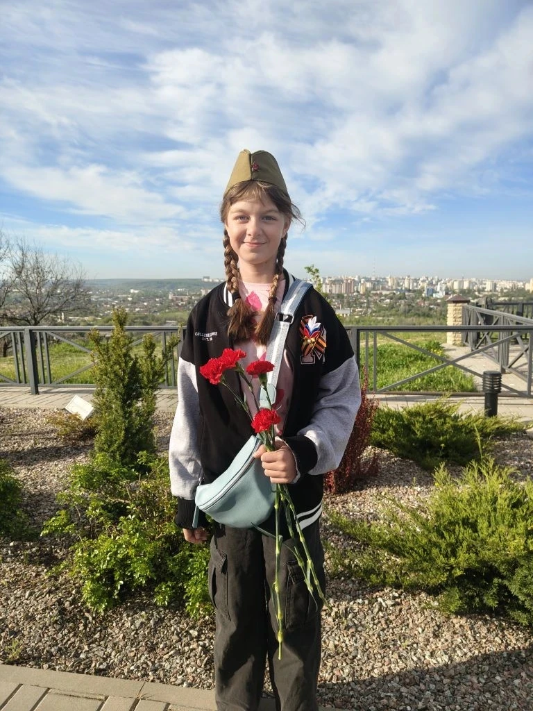 Знамя Победы над меловой горой – в честь Великого Дня Победы! 🌟  В этот священный день, 9 Мая, в наш