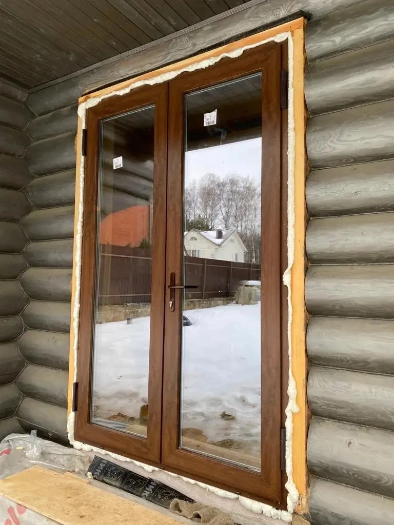 Объект, деревянный дом из бревна, в обсадную коробку смонтировано:  входная ламинирования дверь ПВХ,