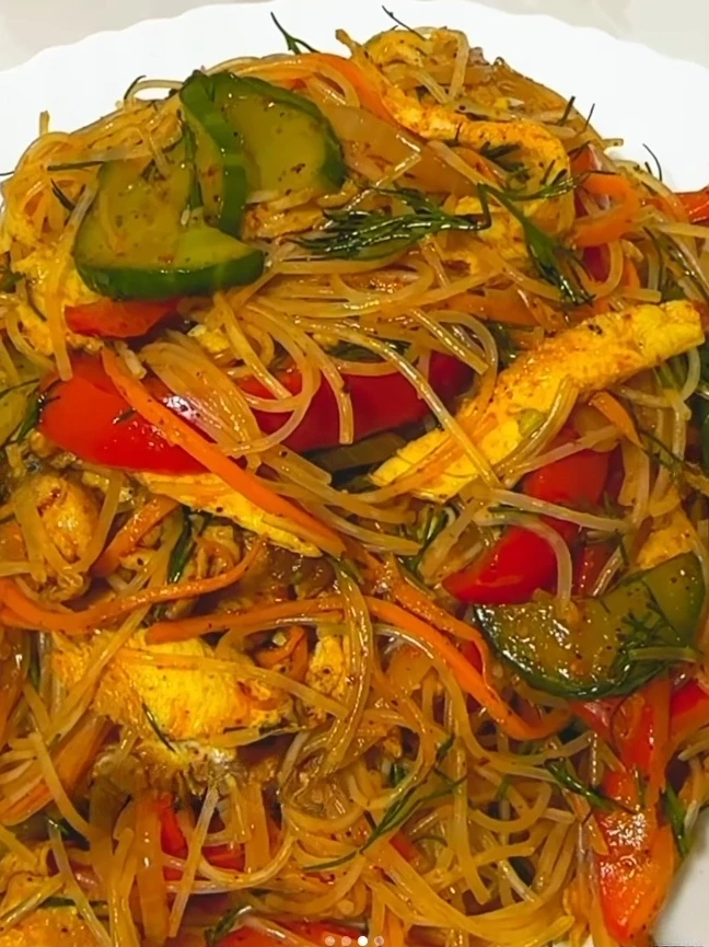 🍜 Фунчоза с курицей и овощами — ароматный и сытный салат 
 
Секрет вкуса — в раздельной обжарке ово