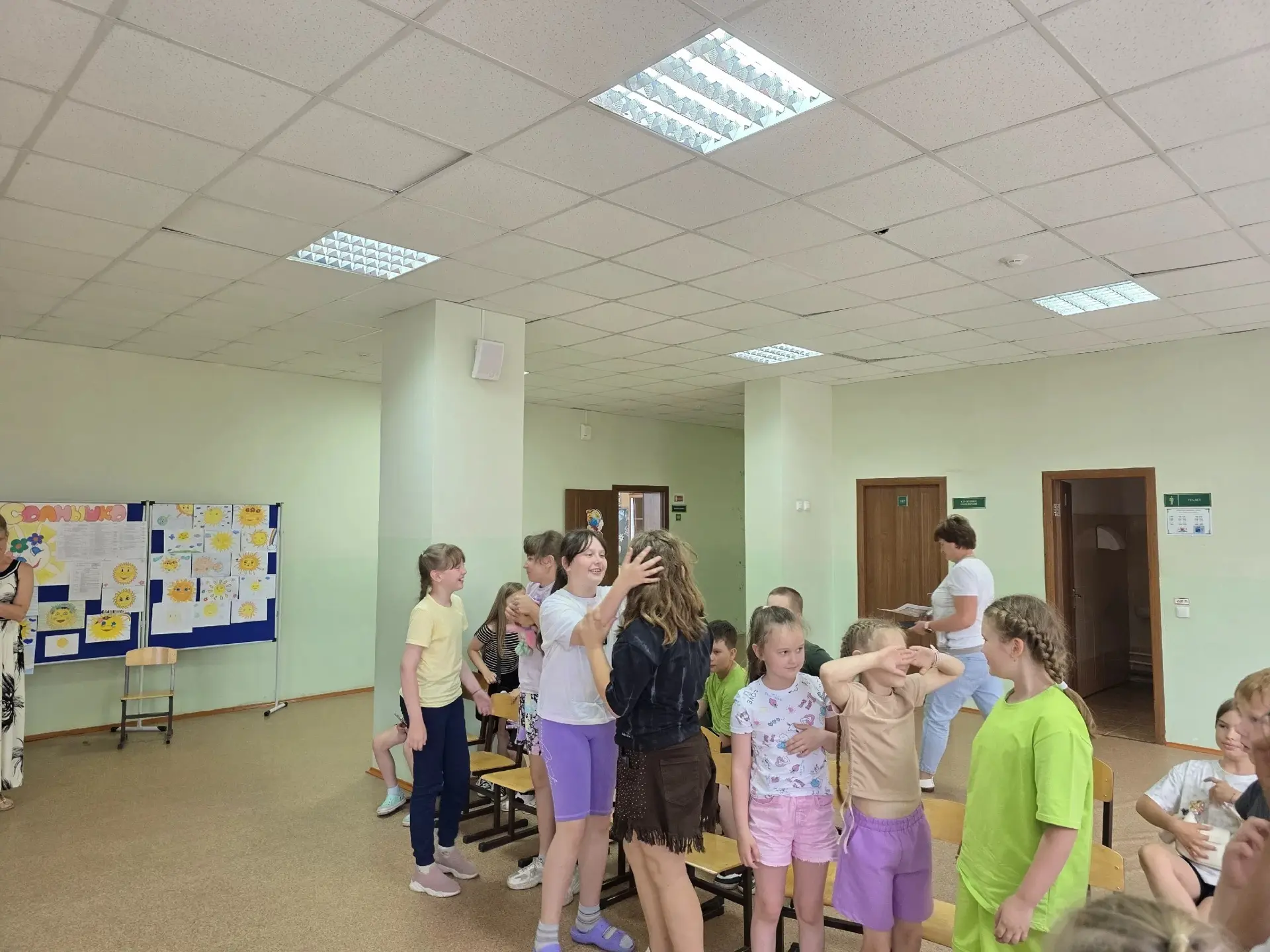 Утро в лагере "Солнышко" началось с бодрого подъема. День прошел под девизом вежливости. Ребята сдел