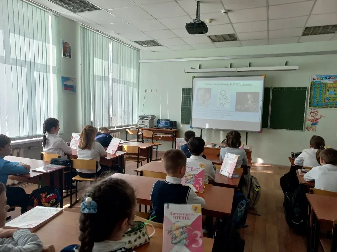 В 3 А классе прошло занятие "День театра". Ребята узнали о замечательном артисте С. В. Образцове и Ц