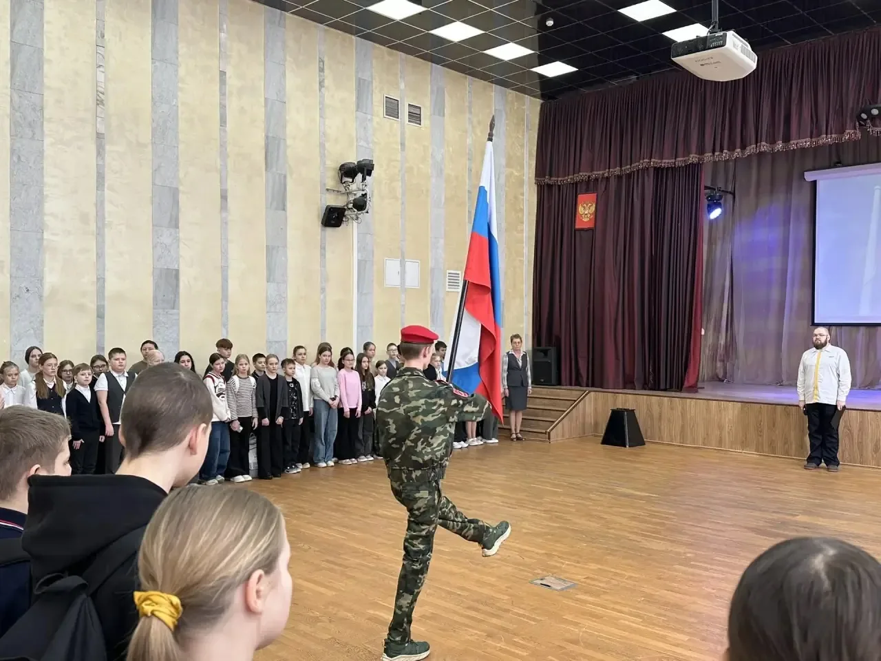 🇷🇺 Подвиг сибирского героя: спасение боевых товарищей ценой своей жизни.  🕯️ В лицее прошла Торжеств