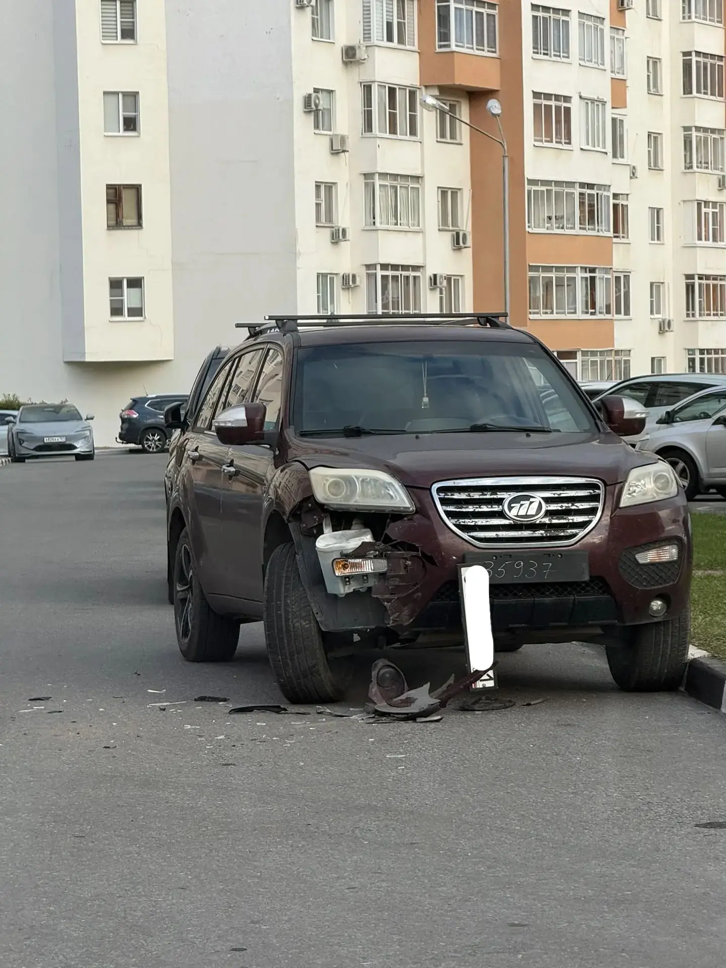 Степной, 5. Ставить машины на парковку во дворе становится все опаснее.