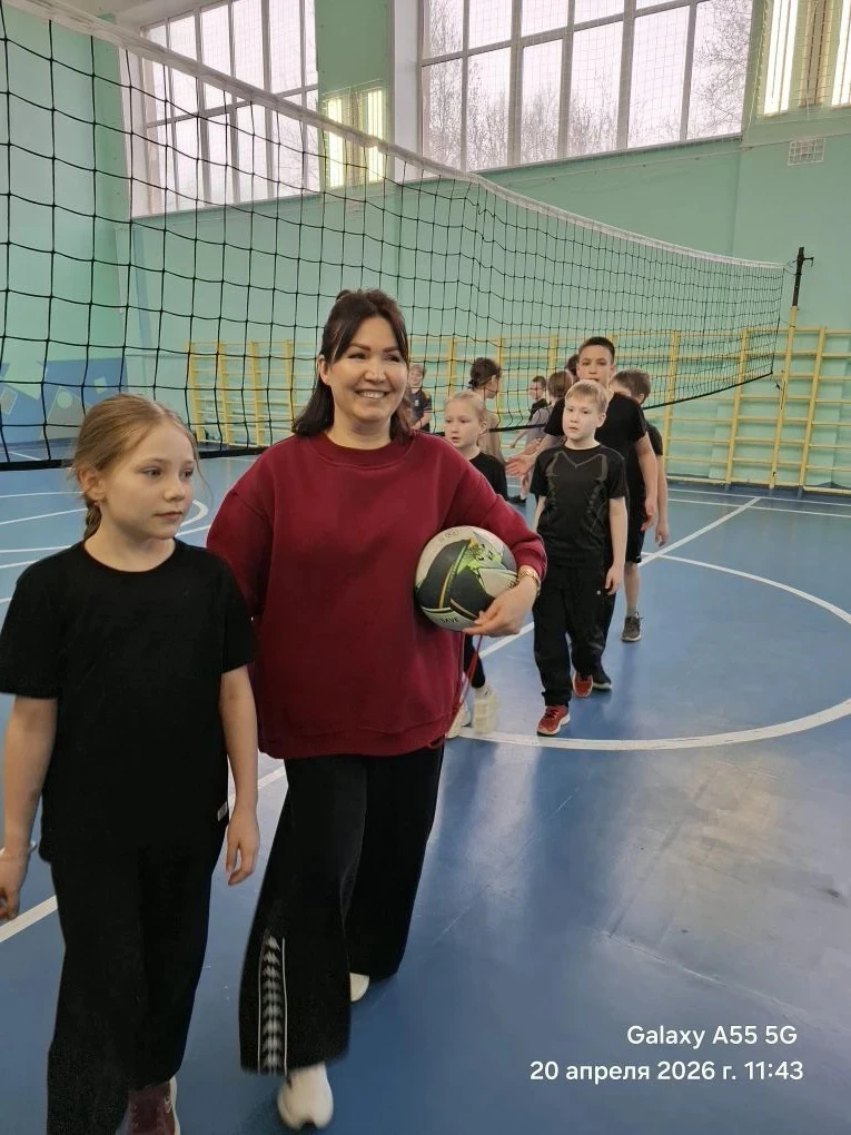 Сегодня в нашей школе прошли яркие и динамичные соревнования по пионерболу среди 4 клас...