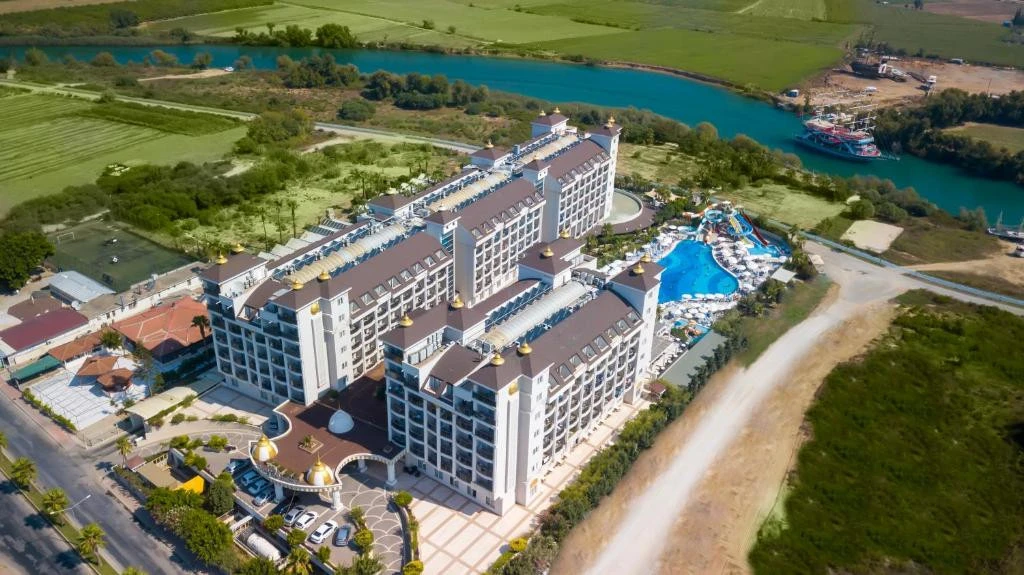 🏠 **Lake & river side hotel & spa 5⭐️**
