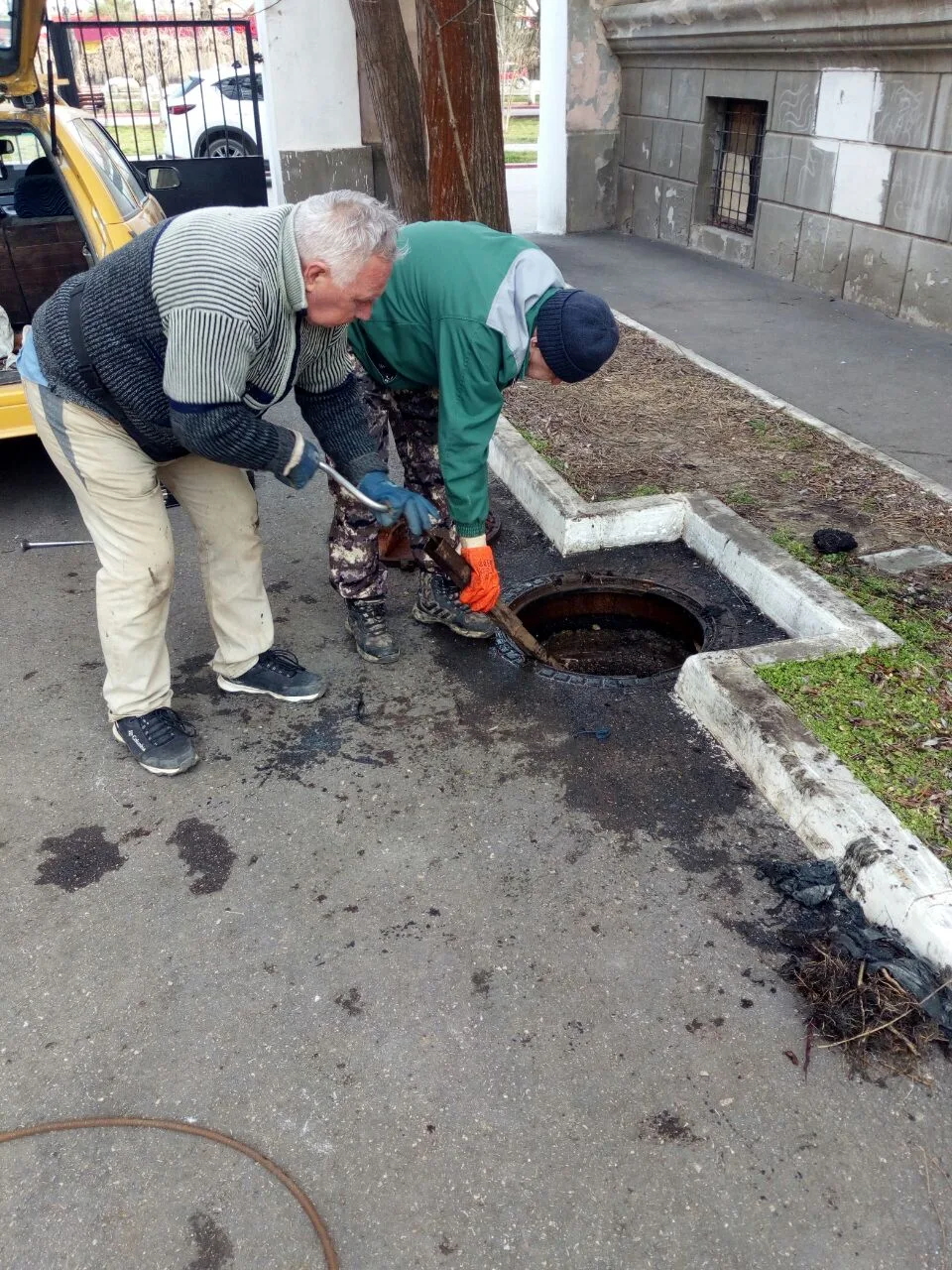 Чем опасны засоры и почему они возникают?  🤔