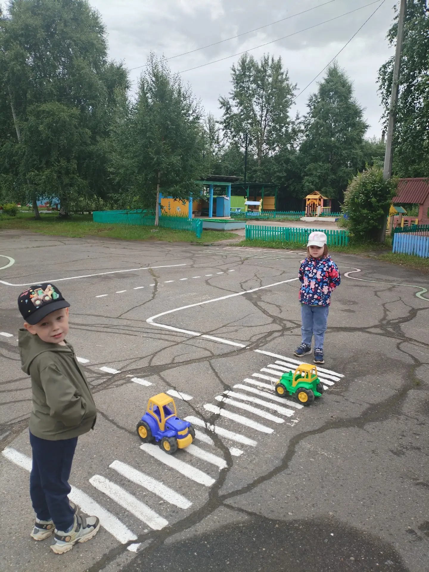 Шагая осторожно»:

Движением полон город:
Бегут машины в ряд.
Цветные светофоры
И день и ночь горят.