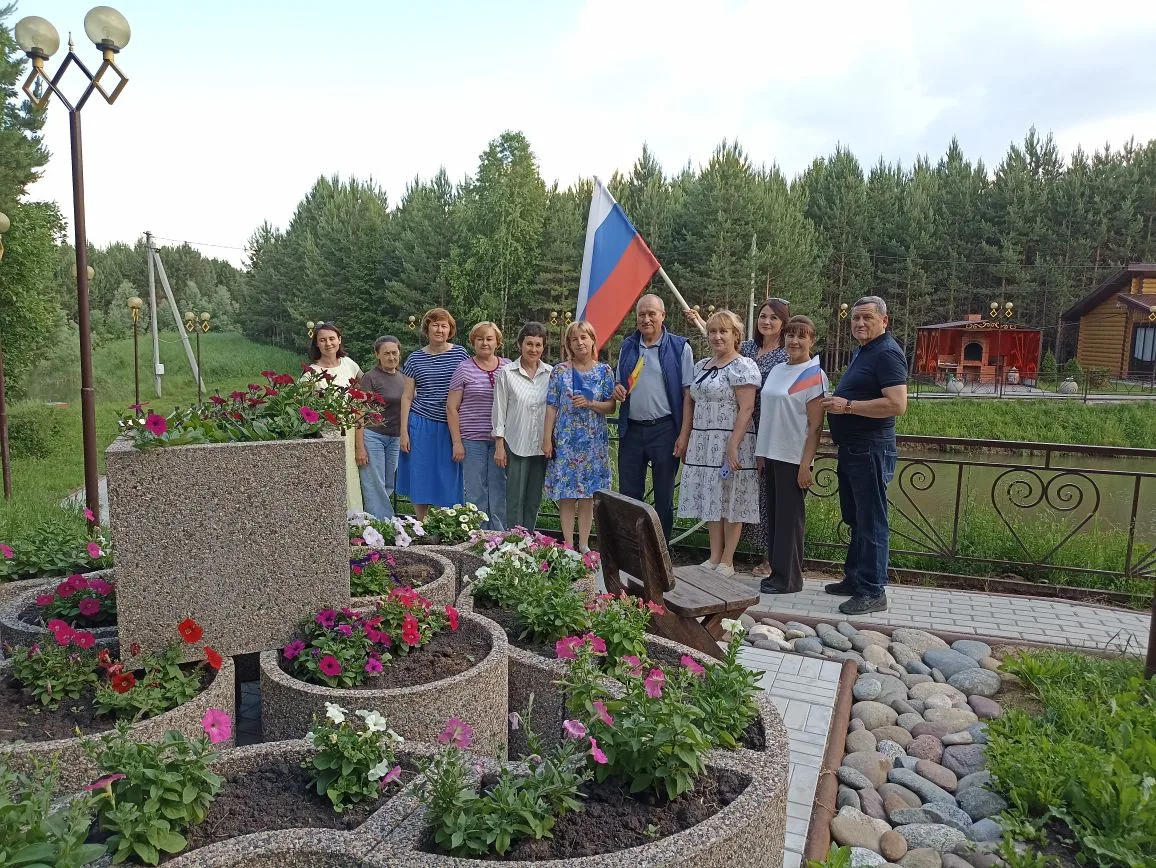Вурнарский центр соцобслуживания развернул флаги России: «Мы — единая семья, и наша сила — в единств