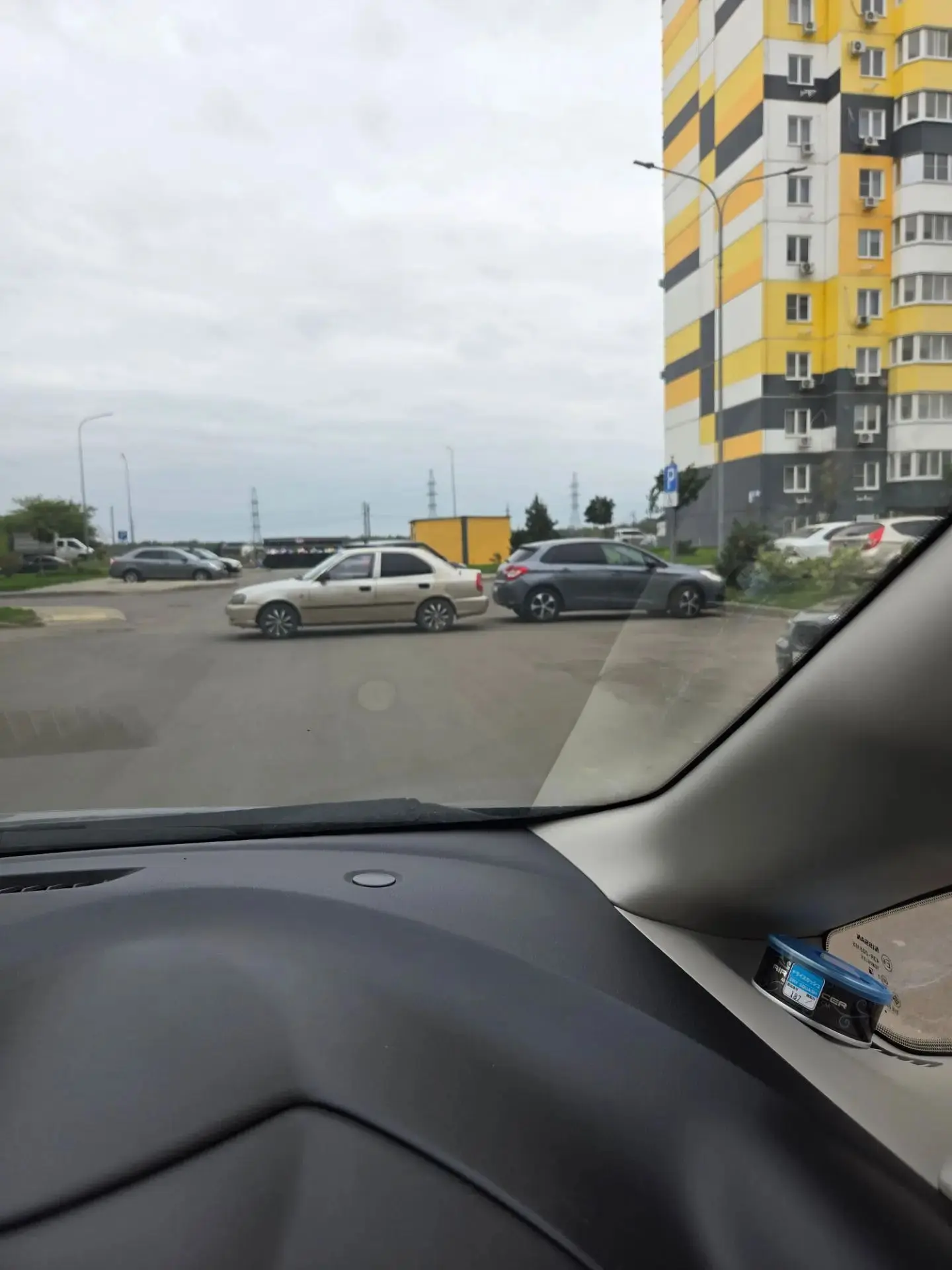🙄 Кто так додумался припарковаться ???