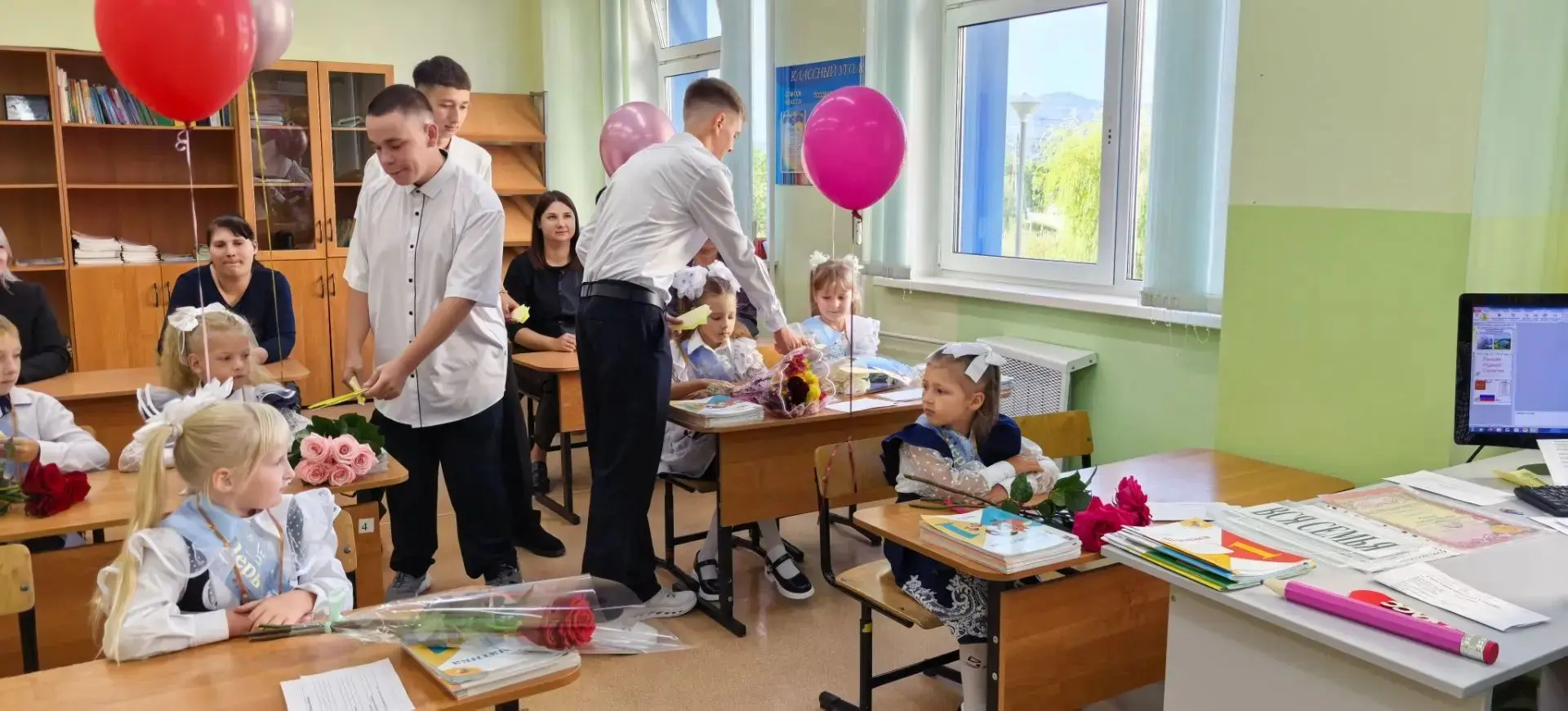 Сегодняшние выпускники передали эстафету знаний самым юным ученикам. В рамках акции «Са...