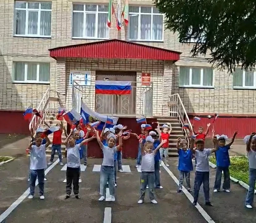 Сегодня в детском саду «Лесная сказка» прошёл патриотический флешмоб: воспитанники танц...