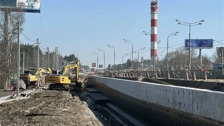 Пять километров трассы М8 «Холмогоры» откроют летом — осталось уложить асфальт.

Реконструкция трасс
