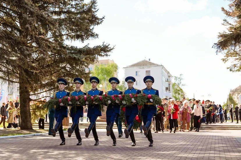 Министр по делам ГО и ЧС Сергей Павлов возложил цветы к Монументу Славы.  В мемориальном комплексе «