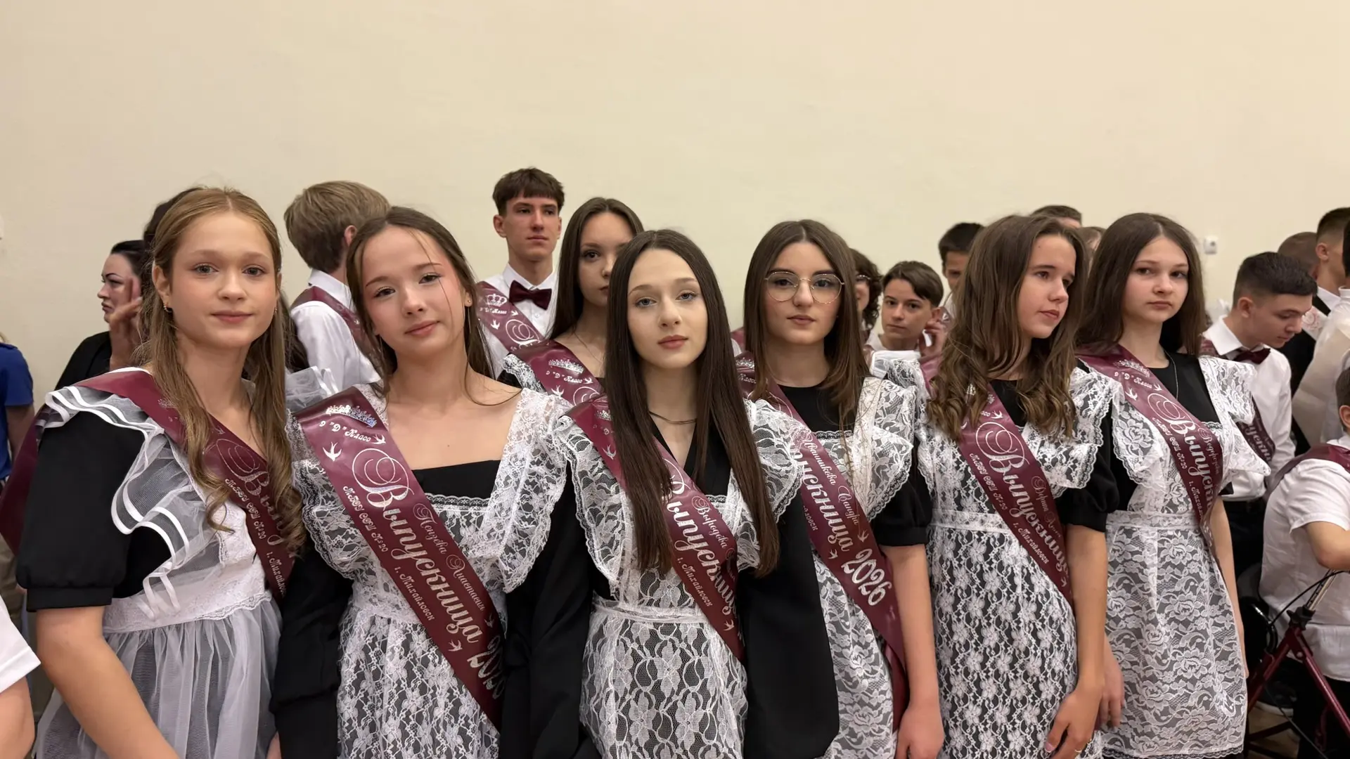🎓 С праздником, выпускники!  Сегодня, 26 мая 2026 года, наш школьный двор снова наполнился звуками п