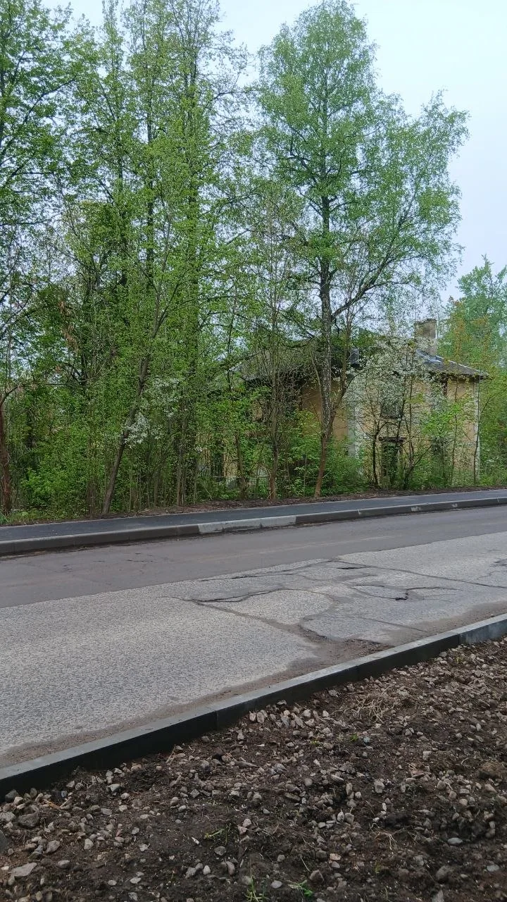 🏚 Жители западной стороны обратили внимание на заброшенное здание по дороге к школе №5.  По словам м