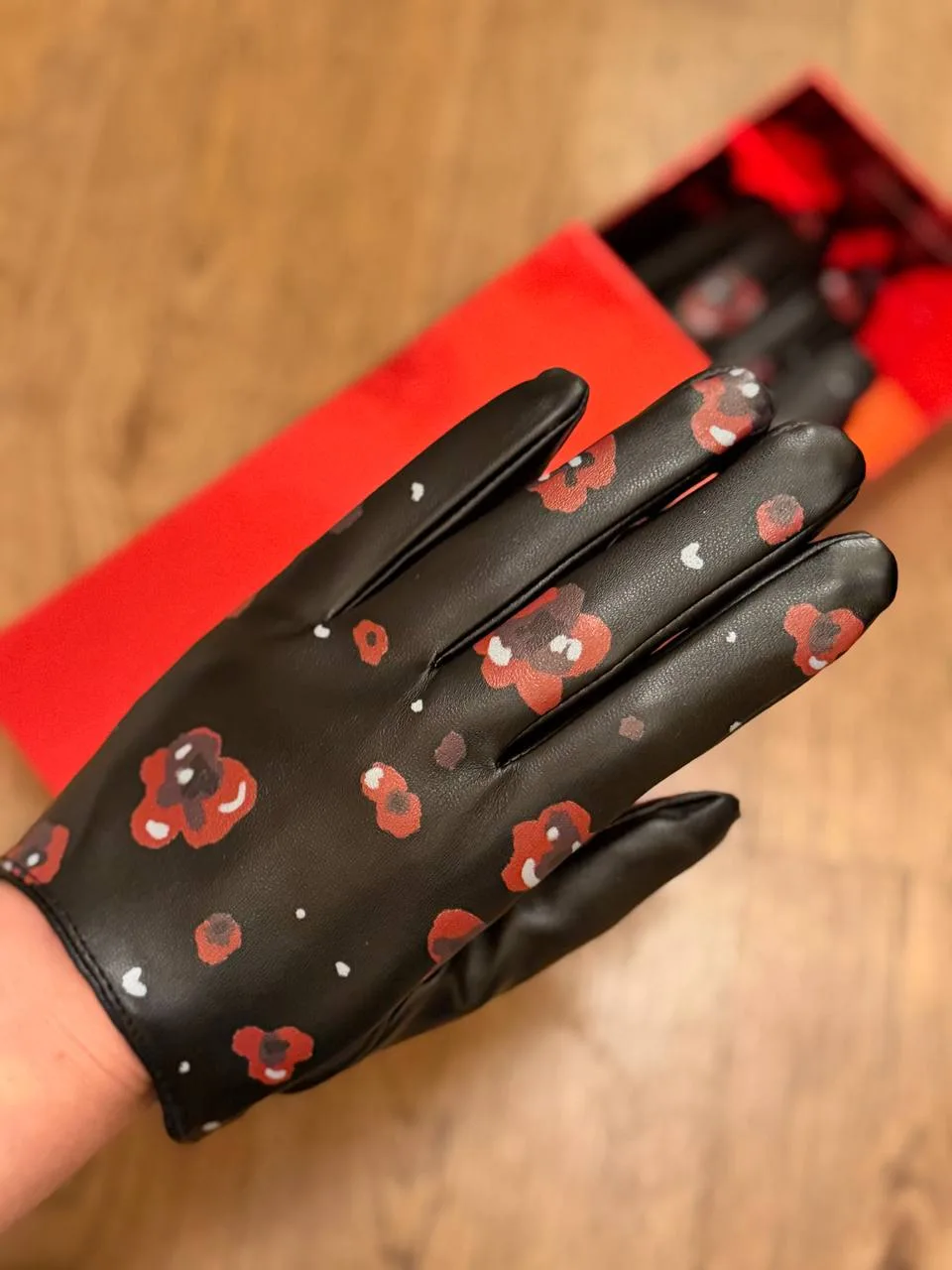 Откуда бы вы еще узнали, что эти красивущие перчатки таковы только на вид, качество кле...