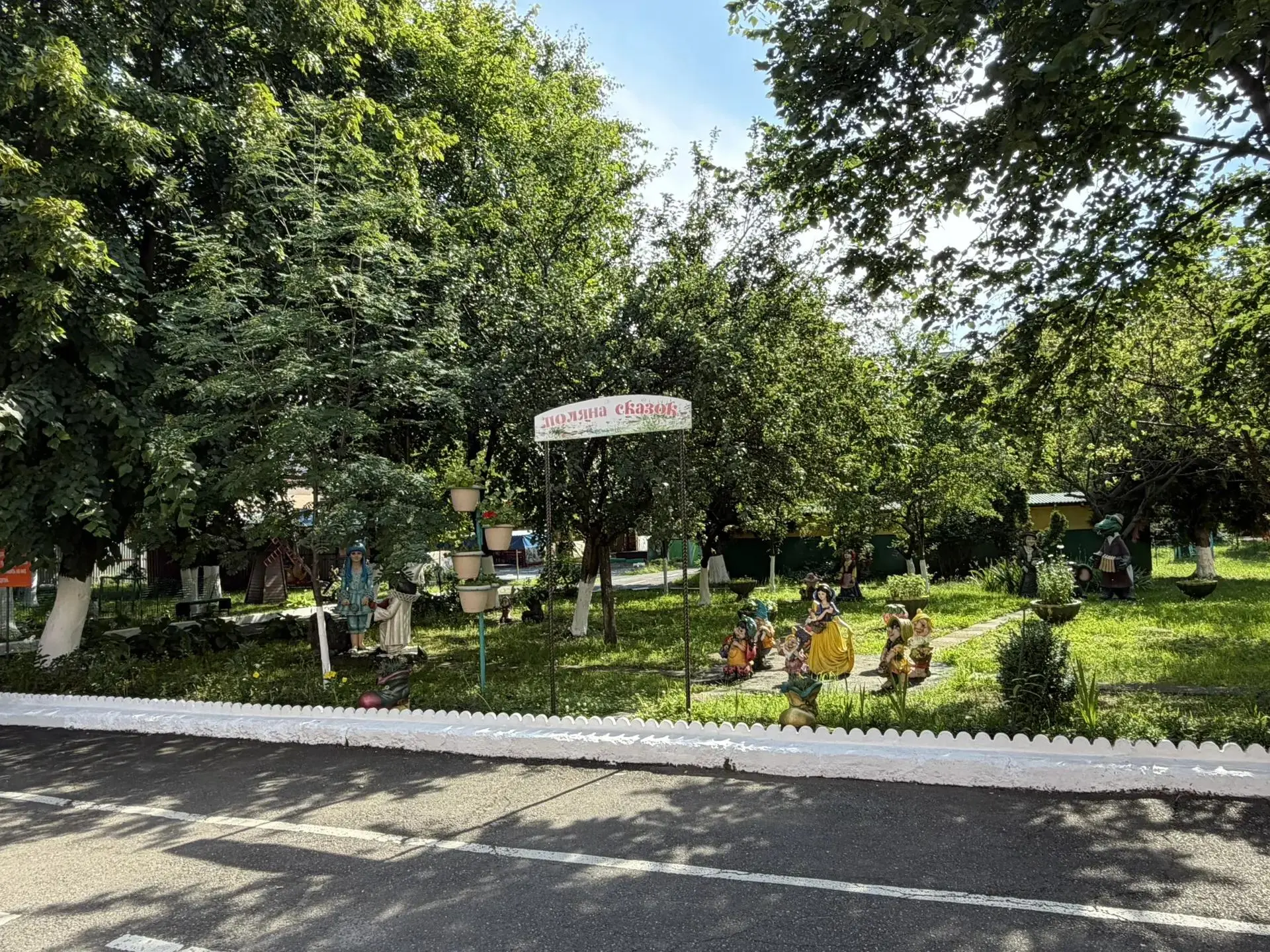🧹🧹🧹Сегодня был проведен субботник по уборке территории детского сада и прилегающей к...