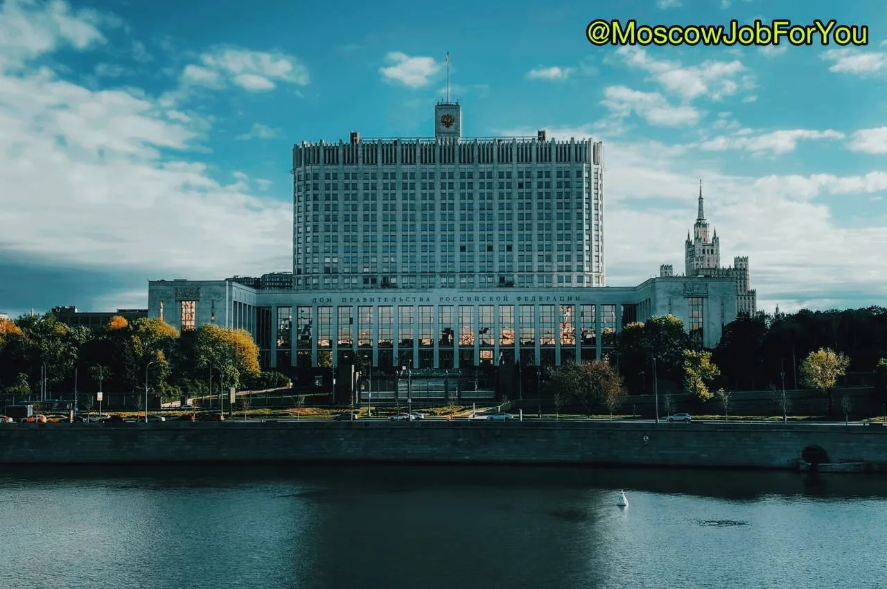 #Хостес в ресторан Мята Платинум

Обязанности:
- Встреча и консультация гостей
- Поддержание чистоты