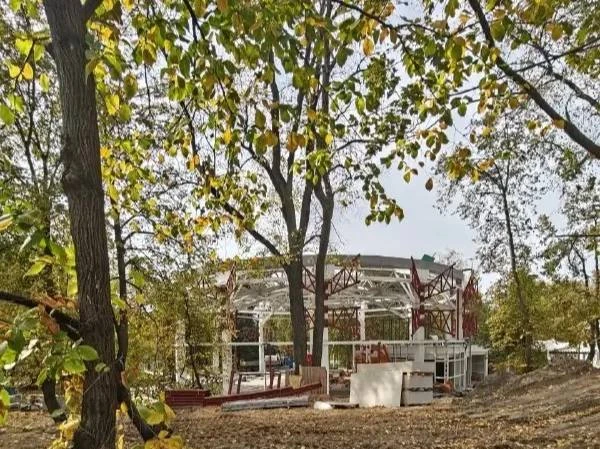 🏗️ В Екатерининском парке растёт новое здание